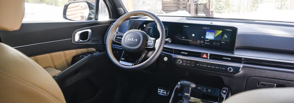 Volante y panel frontal del Kia Sorento 2025 con tecnología avanzada y pantalla táctil intuitiva.