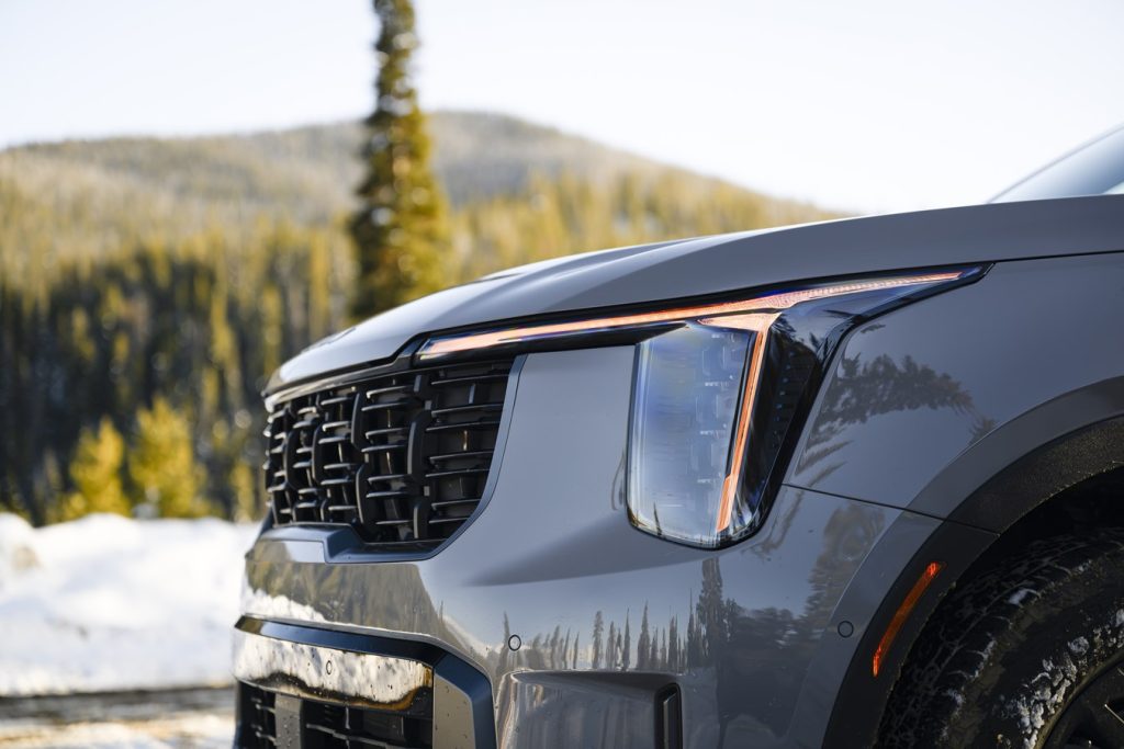 Frente del Kia Sorento 2025 con diseño moderno, parrilla imponente y faros LED estilizados.