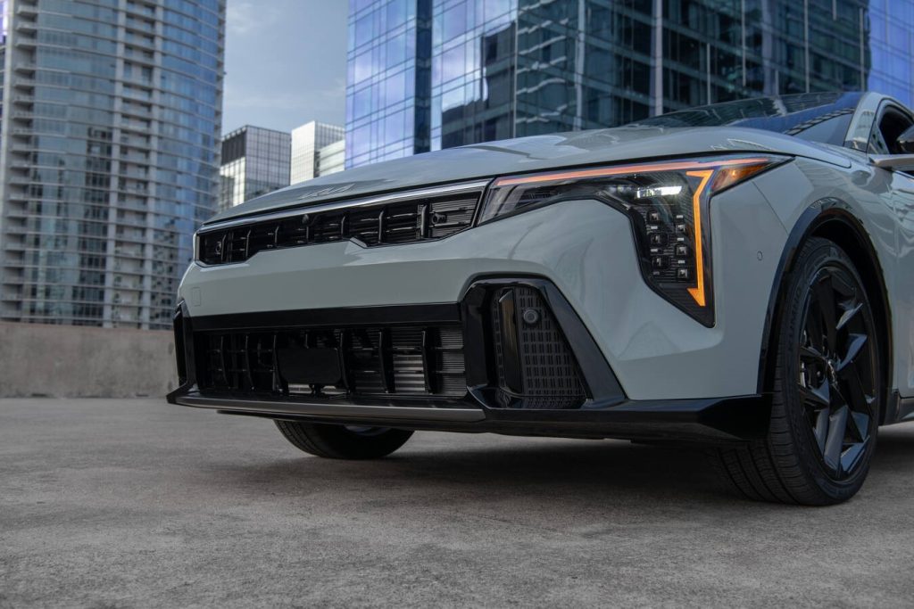 Diseño lateral del Kia K4 mostrando líneas angulosas y modernas