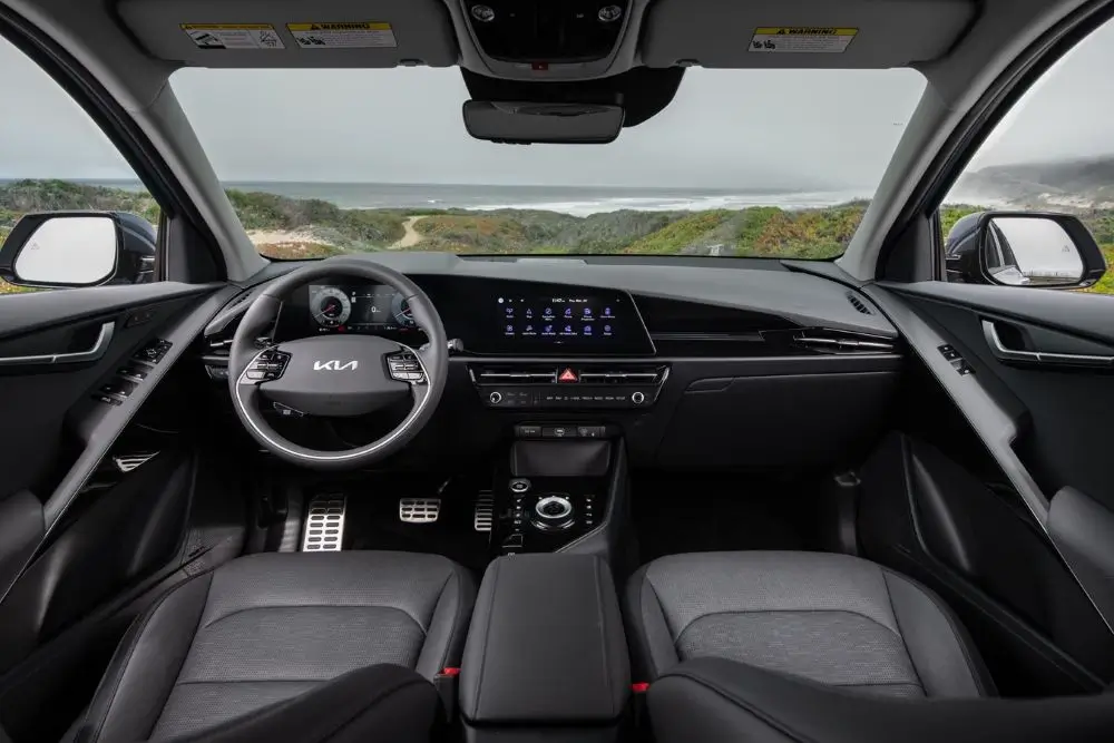 Interior de la Kia Niro 2025 con tablero digital y pantalla táctil con Android Auto y Apple CarPlay.