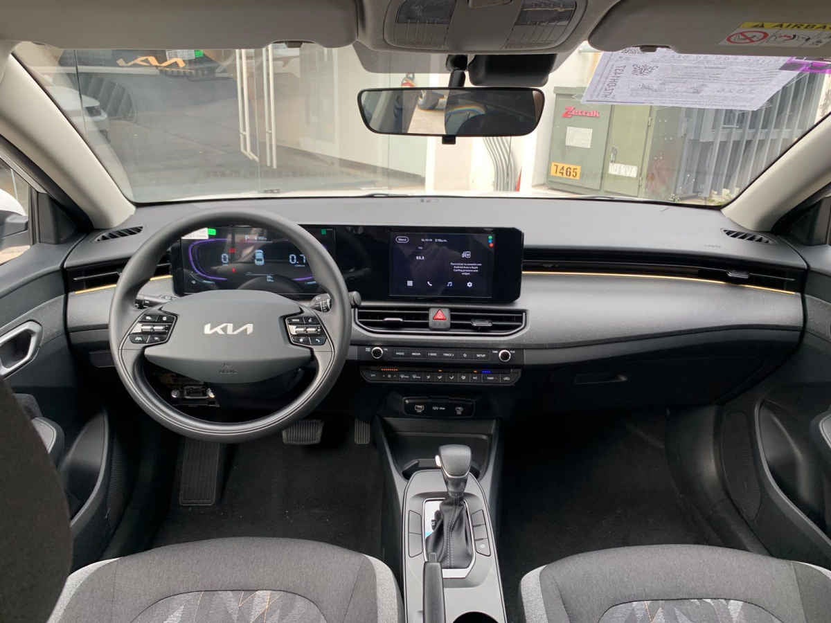 2027 Kia K3 4p LX L4/1.6 Aut