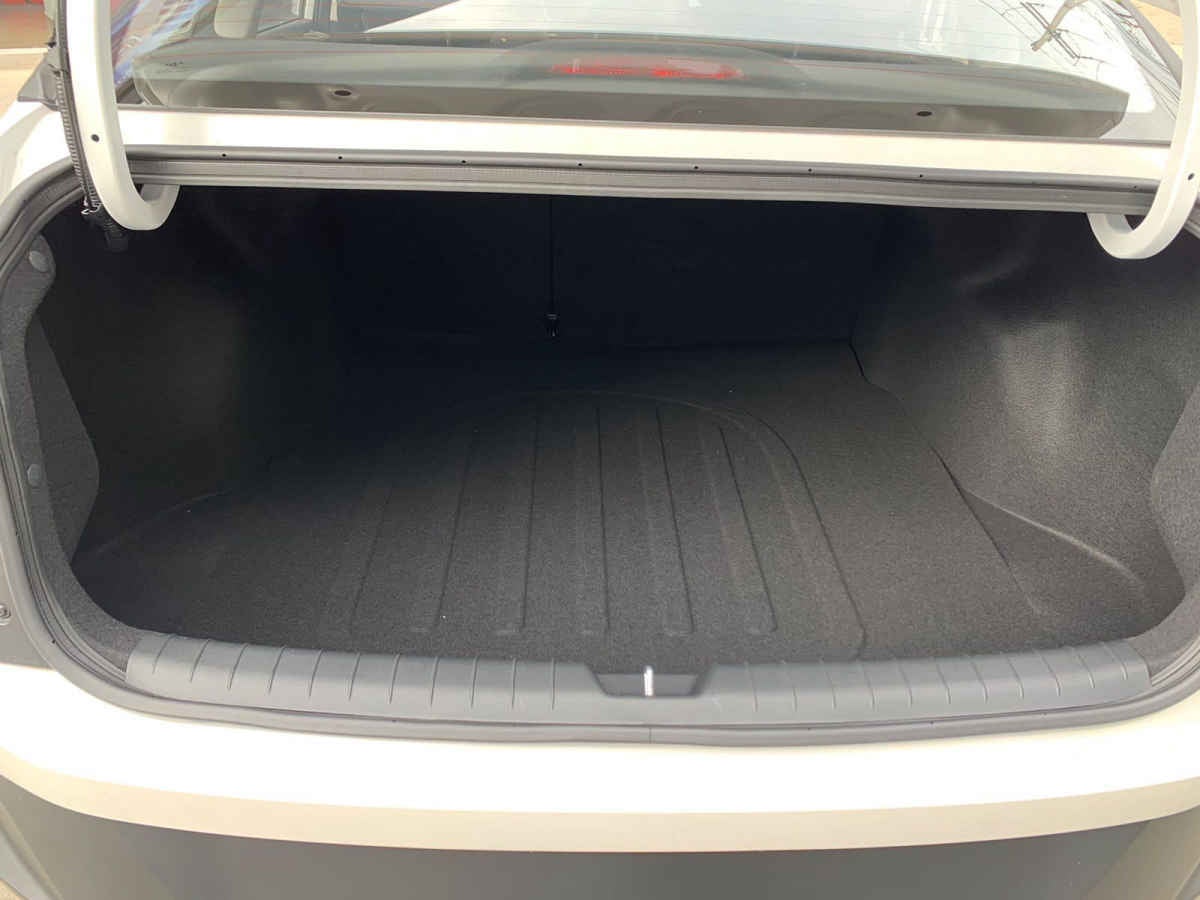 2027 Kia K3 4p LX L4/1.6 Aut
