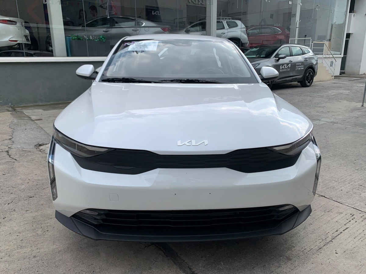 2027 Kia K3 4p LX L4/1.6 Aut