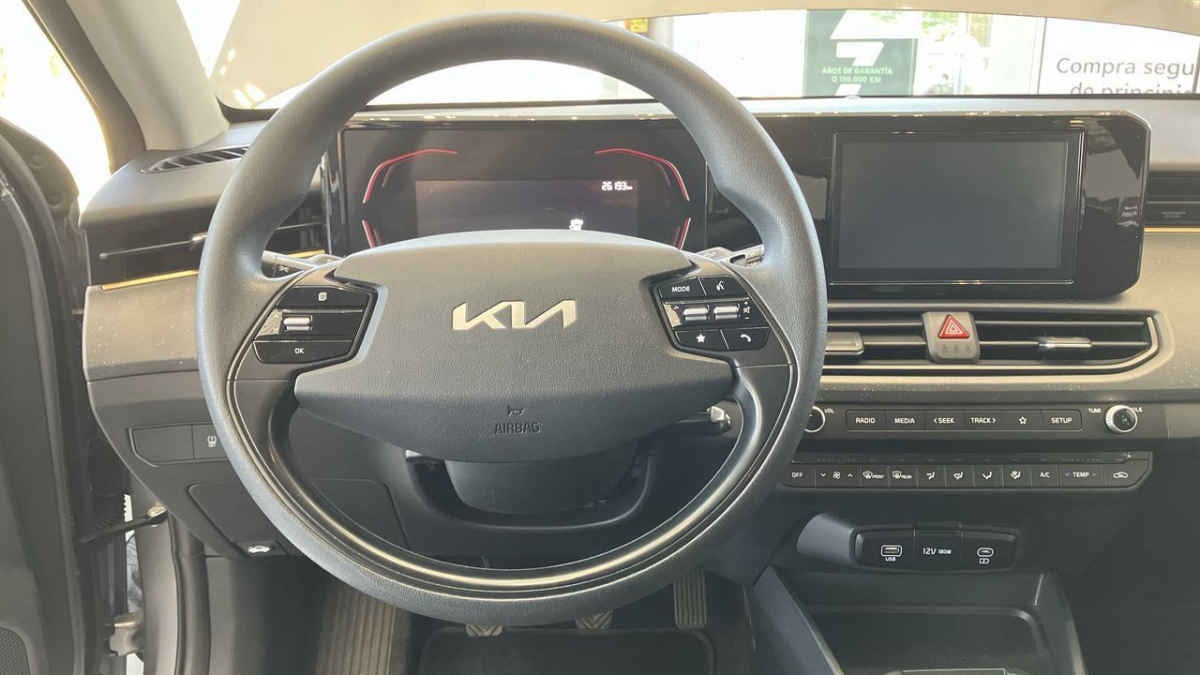 2024 Kia K3 5p LX L4/1.6 Man
