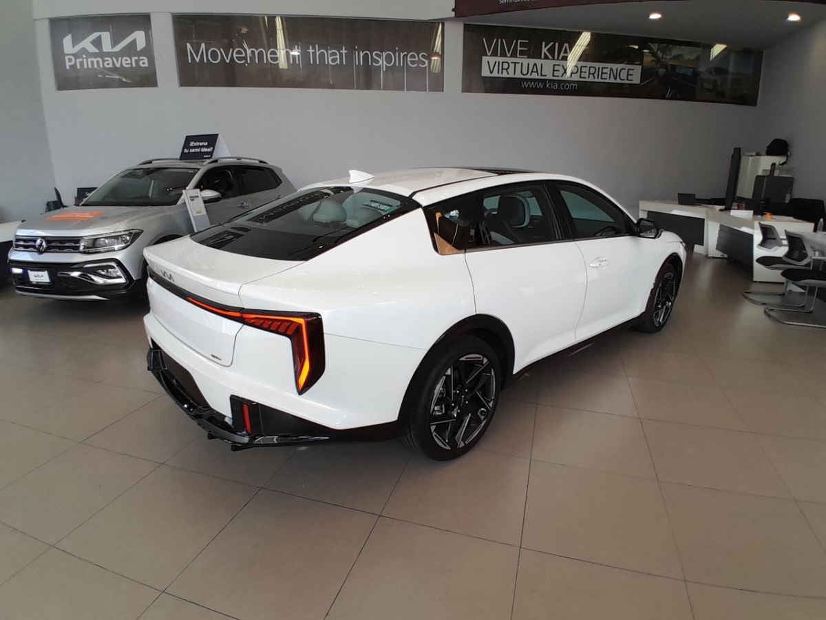 2026 Kia K4 5p GT Line Turbo L4/1.6 Aut